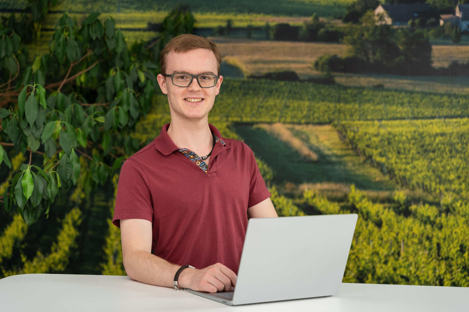 Mitarbeiter-Porträt am Schreibtisch vor Ort